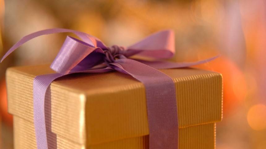 Минтруд напомнил чиновникам о запрете дарить и получать подарки
