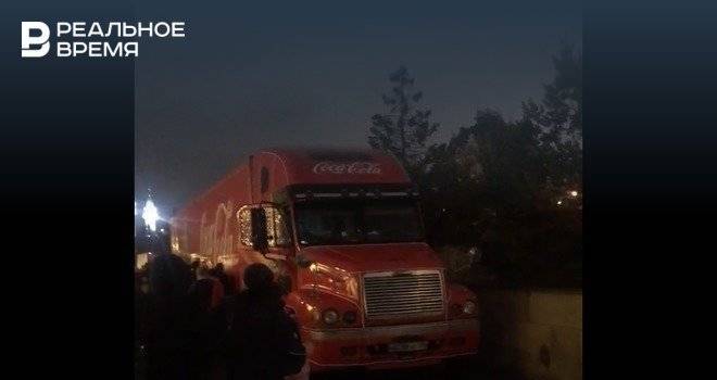 На Кремлевской набережной появился рождественский грузовик Coca-Cola