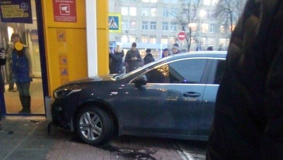 В Петербурге автомобиль въехал в "Ленту", покупателей эвакуировали из-за дыма