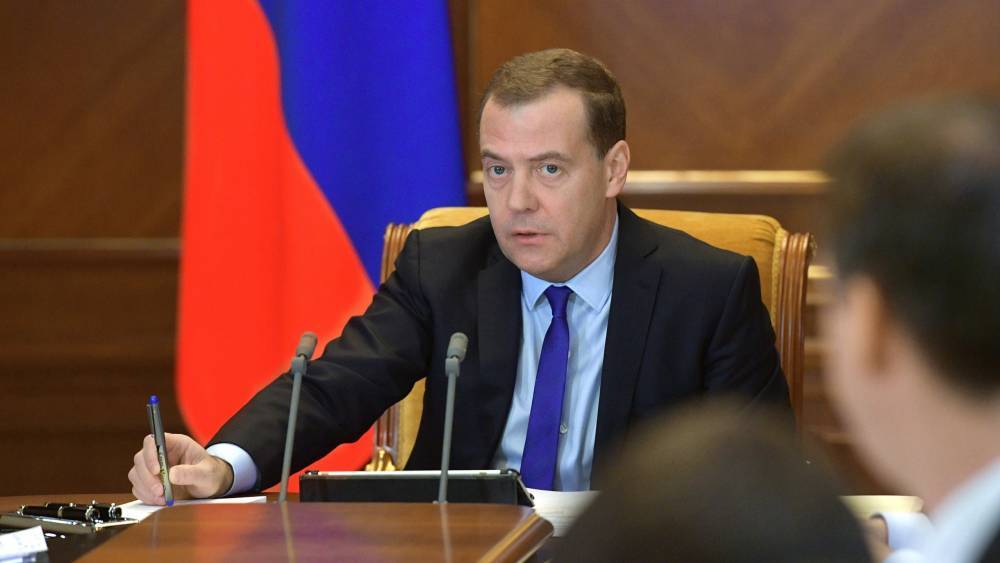 Медведев одобрил идею о снижении порога беспошлинного ввоза посылок