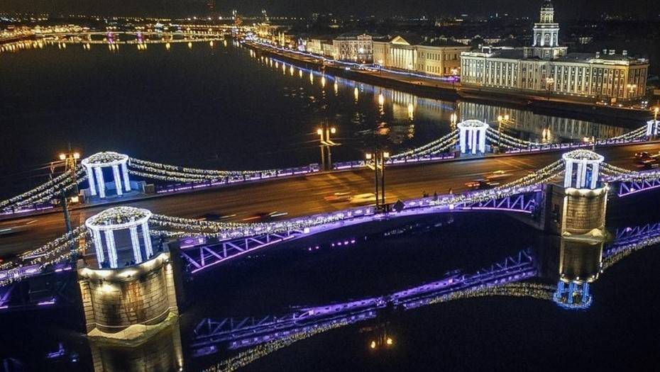 На петербургских мостах включили новогоднее освещение
