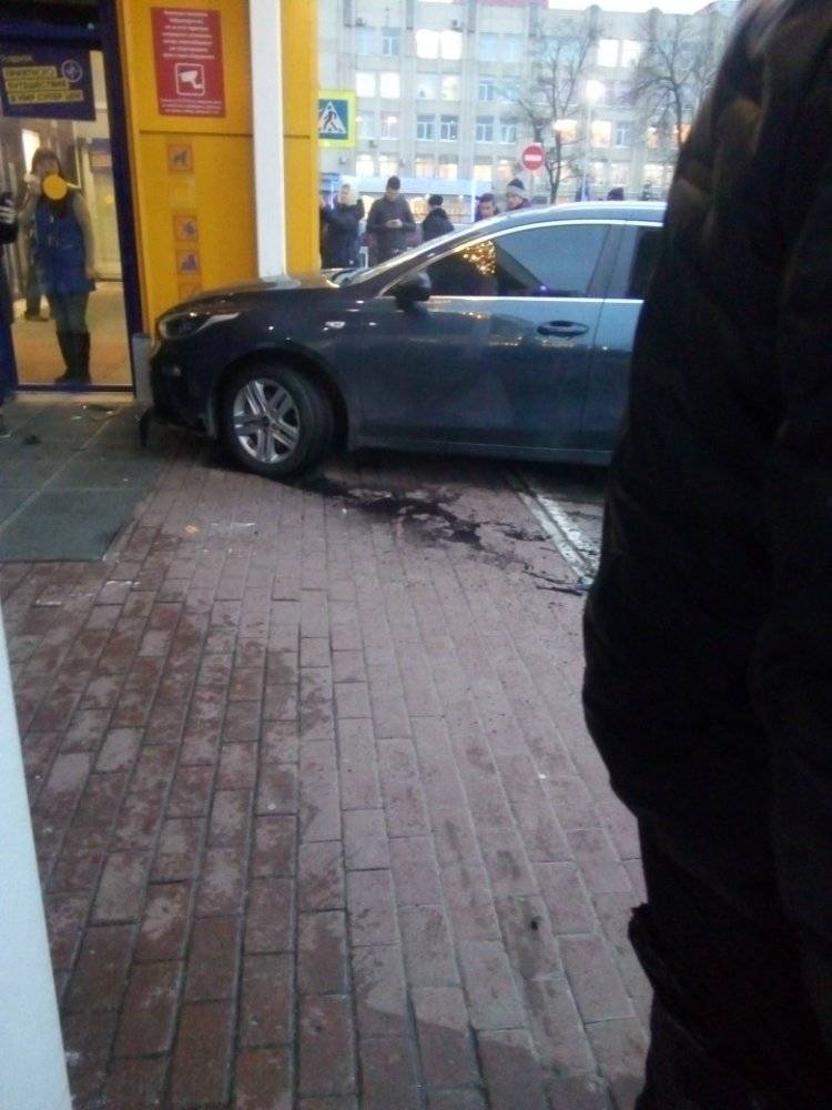 Здание «Ленты» на Бабушкина в Петербурге протаранил автомобиль