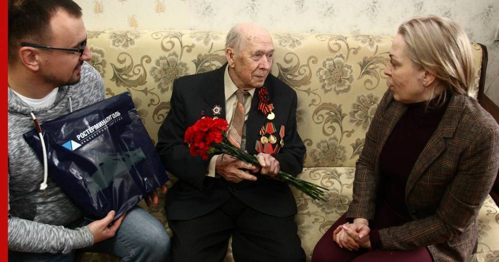 Волонтеры «Ростерминалугля» поздравили ветеранов с Днем Героев