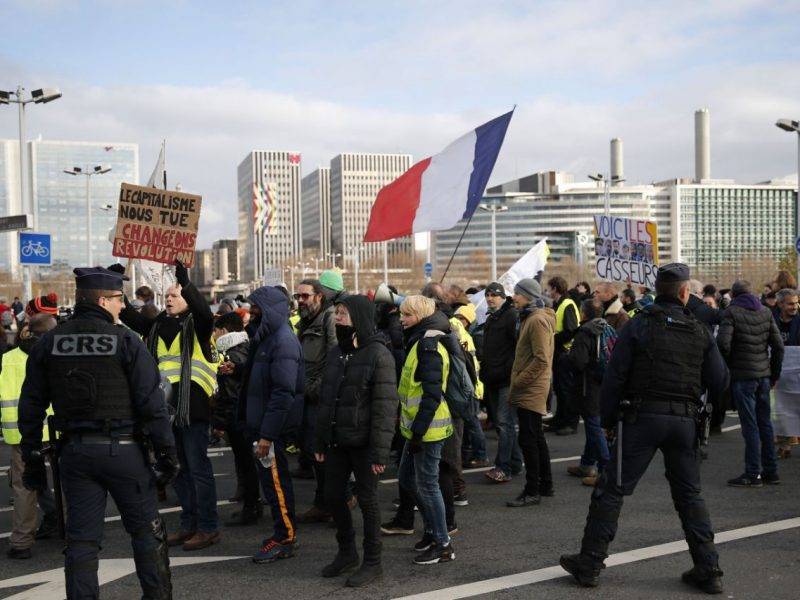 Протесты не помогли: во Франции повысили пенсионный возраст