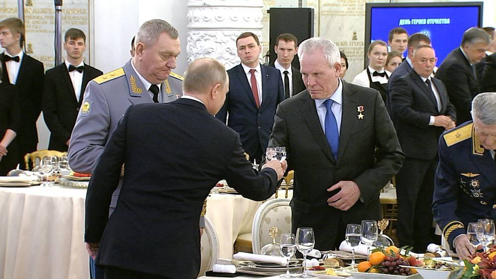 Путин поднял тост за героев России