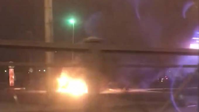 Видео: на Ленинском проспекте загорелась легковушка
