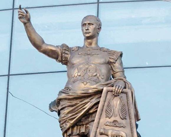 В Петербурге установили статую римского императора с лицом Путина
