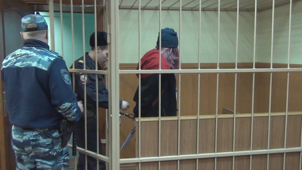 Новгородские полицейские выявили плативших фальшивыми деньгами девушек