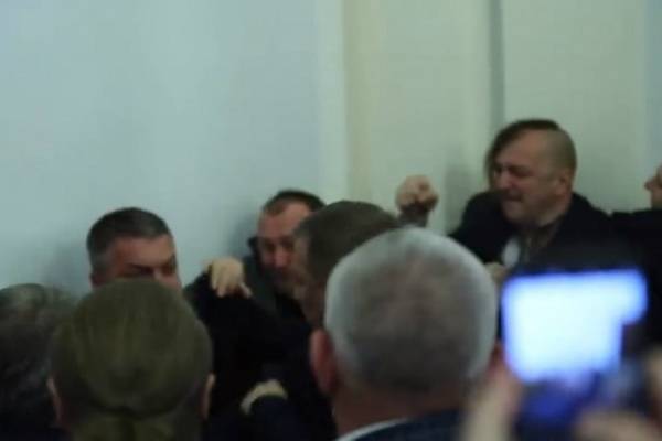 Украинского депутата увезли в больницу после массовой драки в Раде