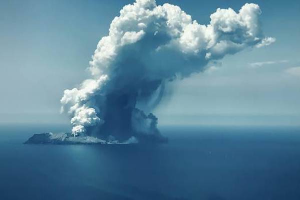 Число погибших в при извержении вулкана в Новой Зеландии возросло до 8