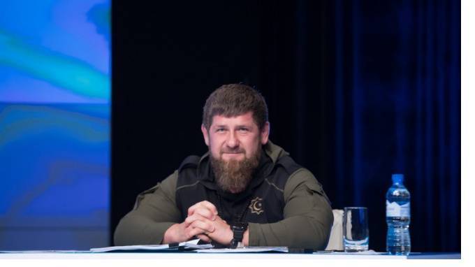 Кадыров отреагировал на удивление Сокурова о присвоении главе Чечни звания Героя России