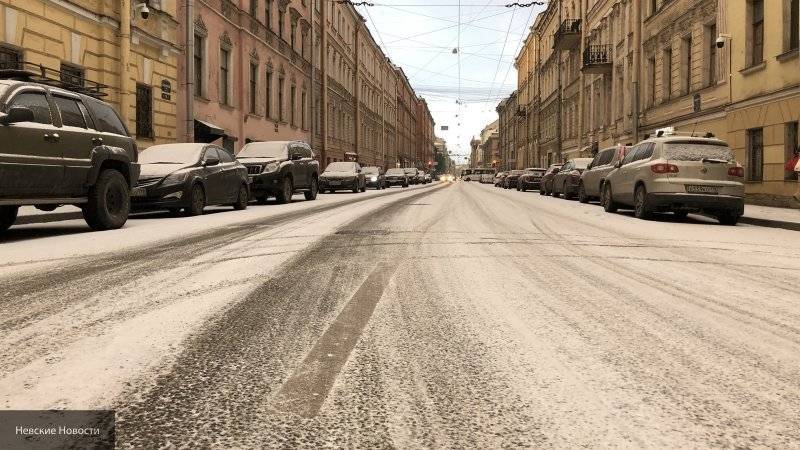 Дороги Петербурга начали обрабатывать противогололедными средствами