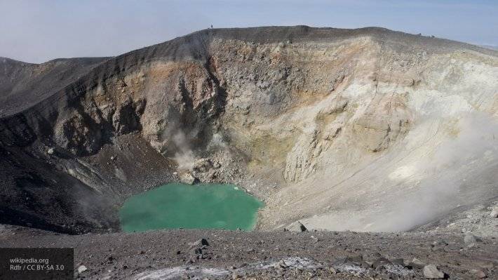 На Курильских островах вулкан Эбеко выбросил столб пепла на высоту четыре километра