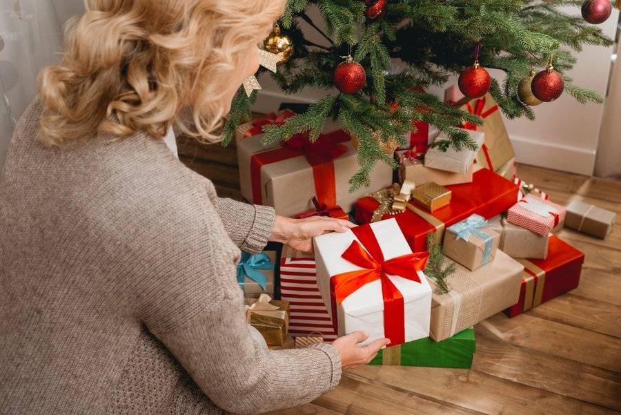 Стало известно, сколько россияне потратят на новогодние подарки