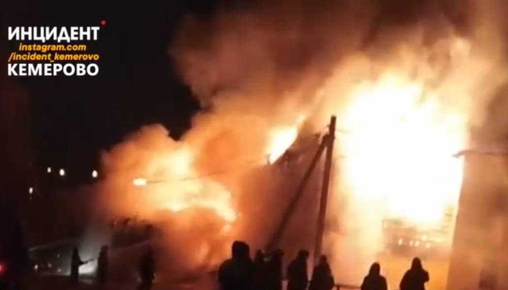 Ночной пожар в магазине в Кемерове попал на видео