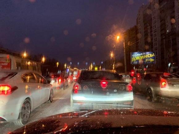 Челябинск встал в пробках из-за ночного снегопада и аварий