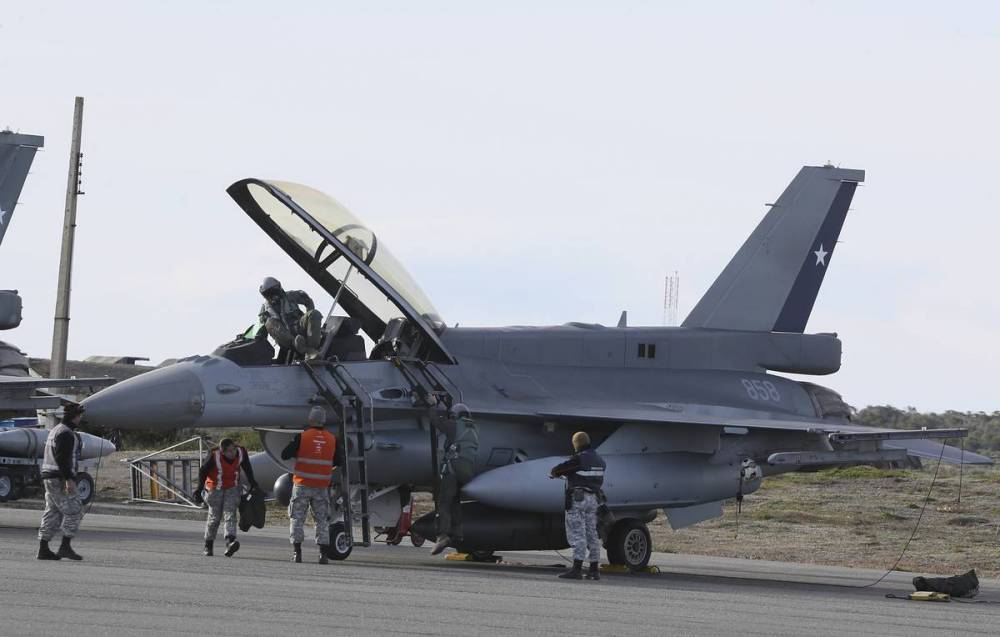 В зоне поиска пропавшего самолета ВВС Чили обнаружили останки людей