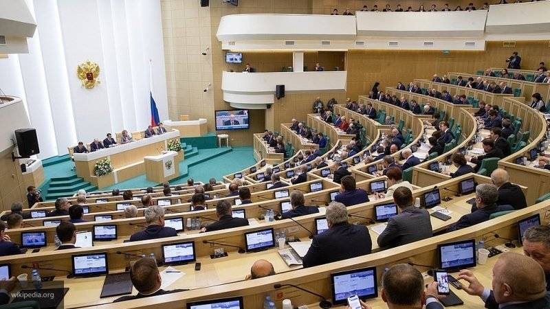 Комитет Совфеда поддержал законопроект о наказании чиновников за оскорбление граждан