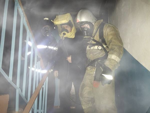 В Шадринске сотрудники МЧС спасли из горящего дома детей и взрослых