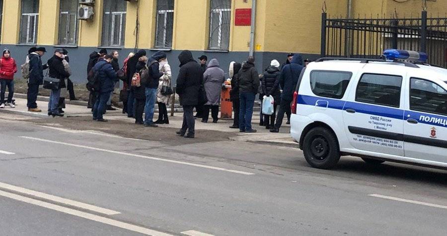 13 судов эвакуировали в Москве из-за анонимной угрозы взрыва