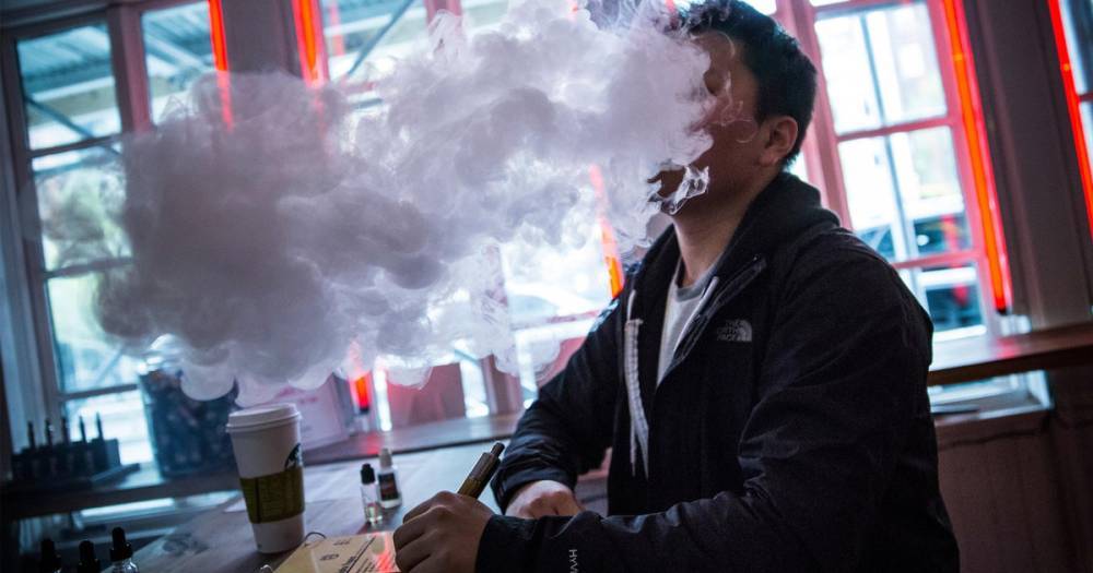 Госдума одобрила законопроект, приравнивающий вейпы и электронные сигареты к обычным