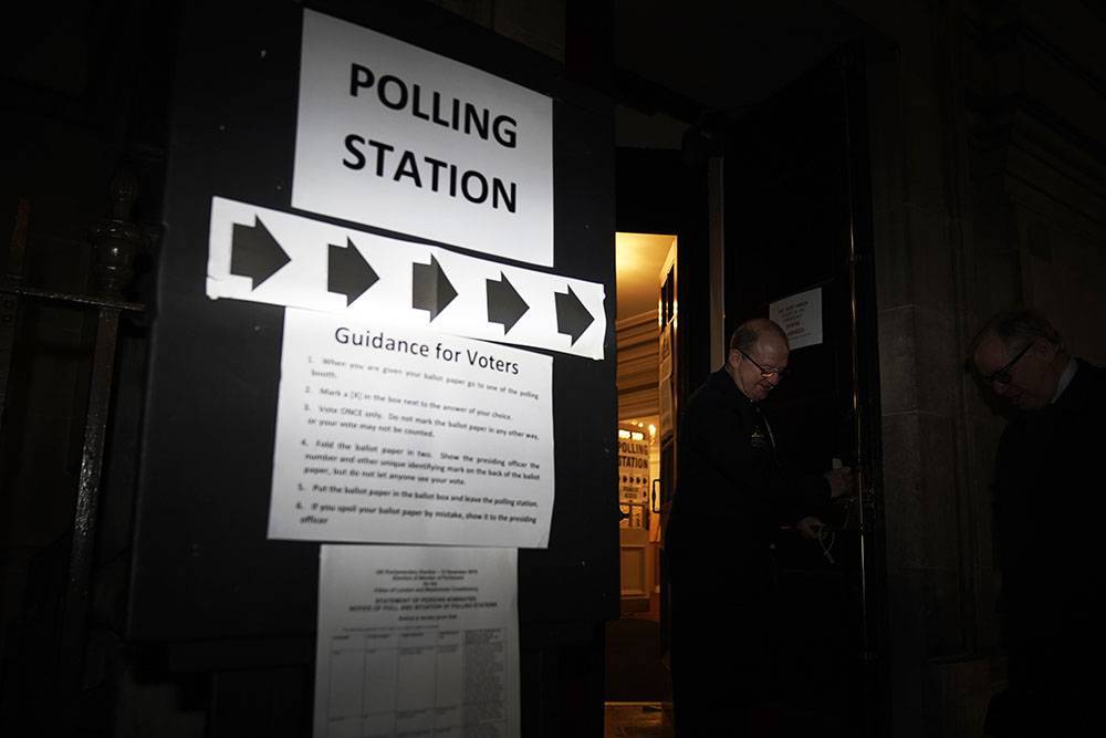 В Великобритании начались досрочные парламентские выборы