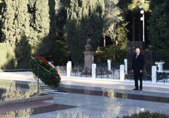 Ильхам и Мехрибан Алиевы посетили могилу общенационального лидера
