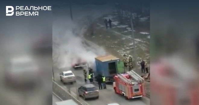 Соцсети: в Казани горящий грузовик образовал пробку