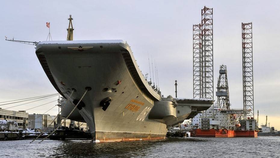 Двоих пропавших при пожаре на крейсере "Адмирал Кузнецов" нашли живыми