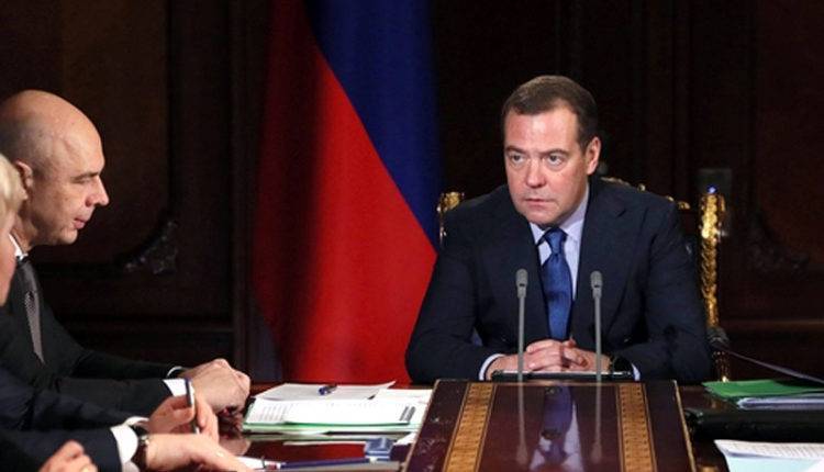 Медведев поддержал идею снизить порог беспошлинного ввоза интернет-посылок до 20 евро к 2022 году