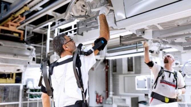 Audi тестирует экзоскелеты для рабочих
