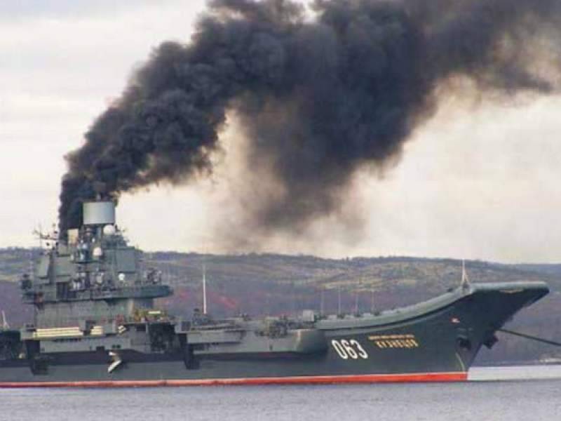 В Мурманске загорелся крейсер "Адмирал Кузнецов": трое пострадали