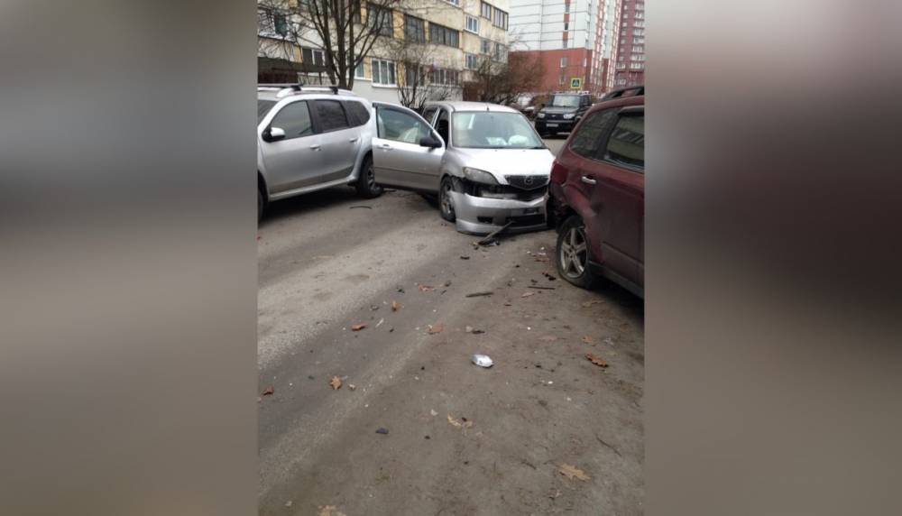 На аллее Поликарпова водитель на Mazda снес два припаркованных автомобиля