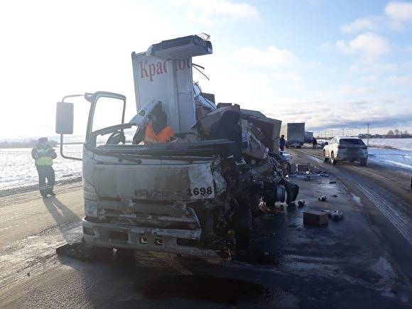 На трассе Екатеринбург-Тюмень столкнулись грузовики «Магнита» и «КиБ», один водитель погиб