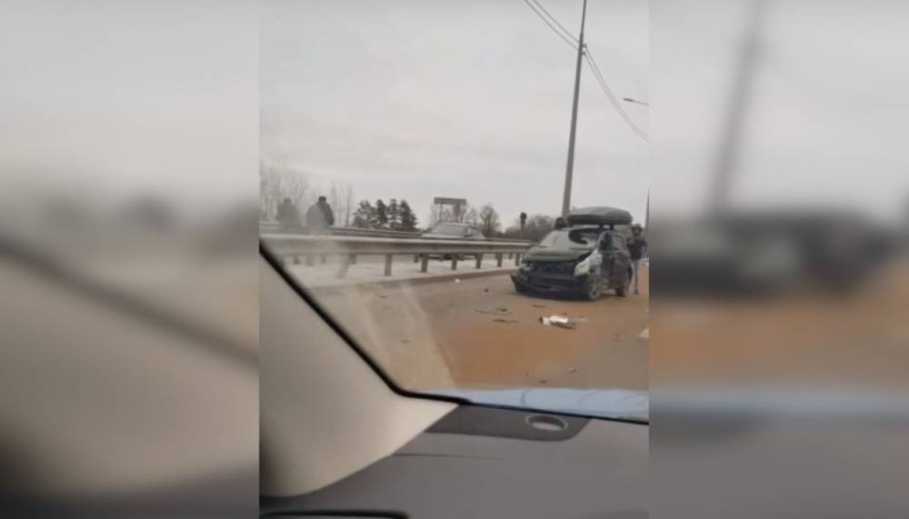 Две легковушки разбились на Петербургском шоссе
