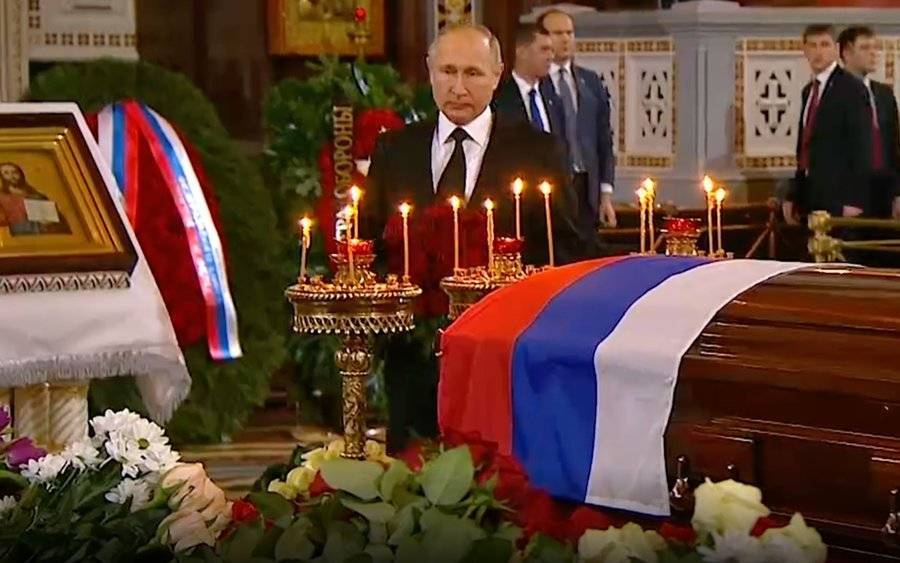 Путин приехал в храм Христа Спасителя на прощание с Лужковым