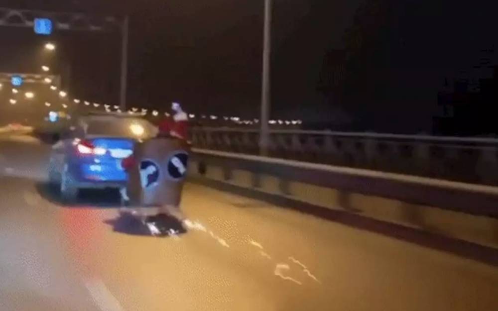 Полиция оштрафовала водителя BMW, прокатившего Санту на санях