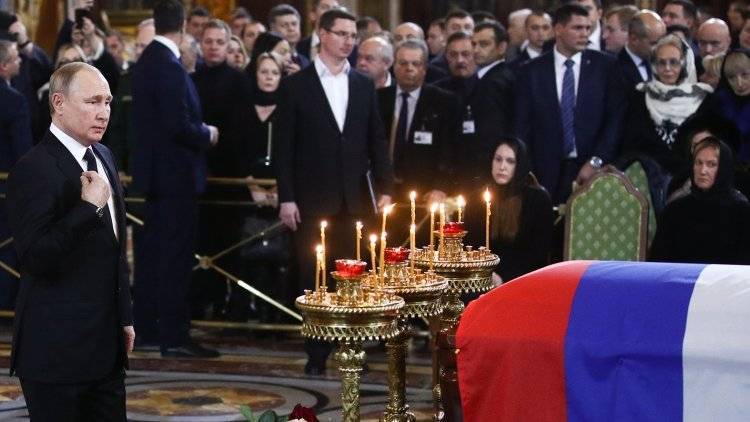 Путин приехал в храм Христа Спасителя на церемонию прощания с Лужковым