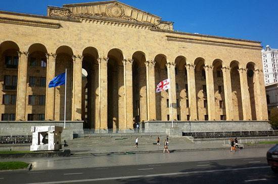 Заседание парламента Грузии сорвано из-за неизвестной жидкости