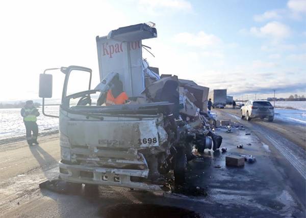 На трассе "Екатеринбург - Тюмень" фура зацепила грузовик с алкоголем: один из водителей погиб