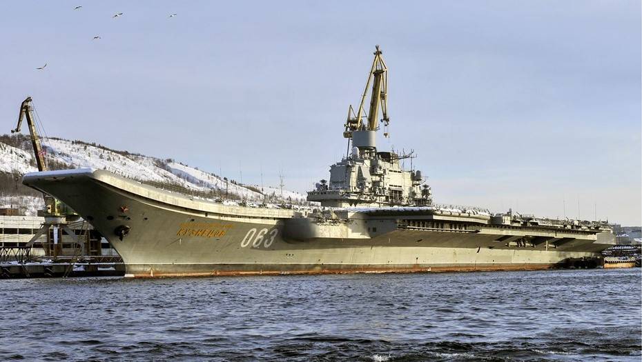 На крейсере "Адмирал Кузнецов" локализовали очаг пожара