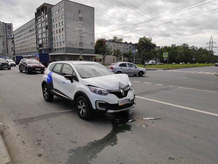 Каршеринг и «Жигули» устроили ДТП в Петербурге, есть пострадавший