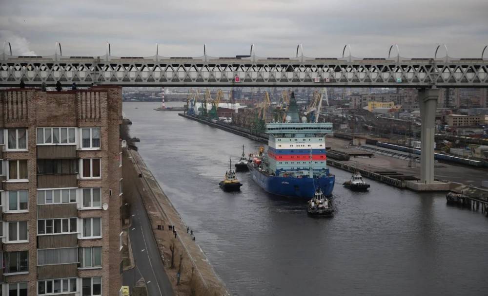 Крупнейший в мире ледокол «Арктика» смог пройти под мостом в Петербурге