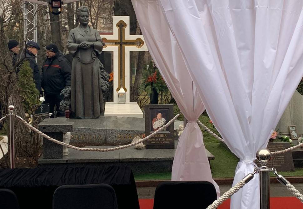 Юрия Лужкова похоронят рядом с могилой Людмилы Зыкиной