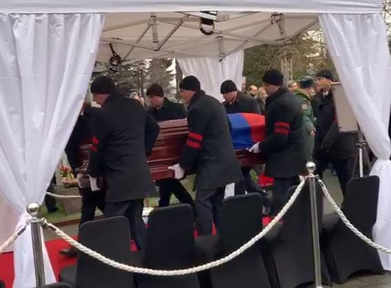 Гроб с телом Юрия Лужкова доставили на Новодевичье кладбище
