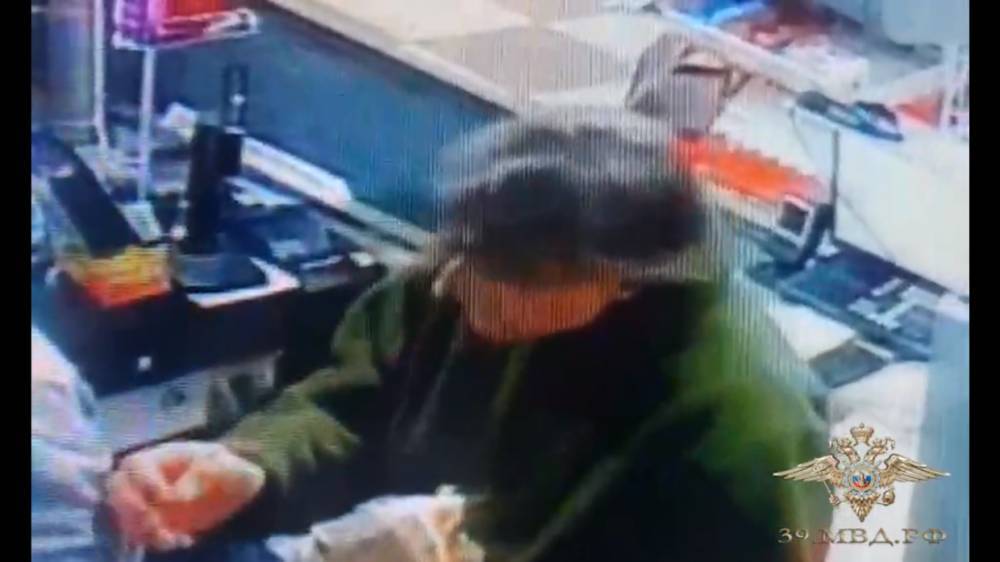 Неизвестный мужчина украл из калининградского магазина игрушечных «Дедов Морозов»