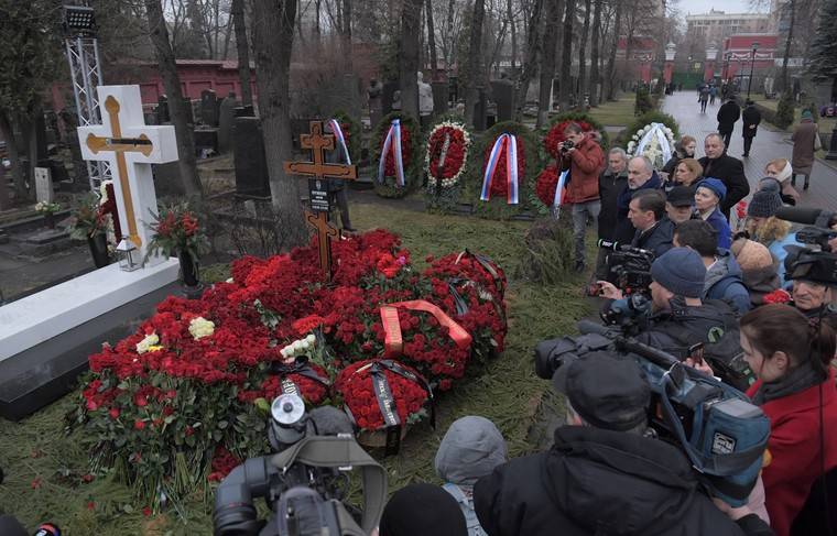 Лужкова похоронили на Новодевичьем кладбище в Москве