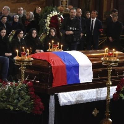 Похороны Юрия Лужкова завершились на Новодевичьем кладбище
