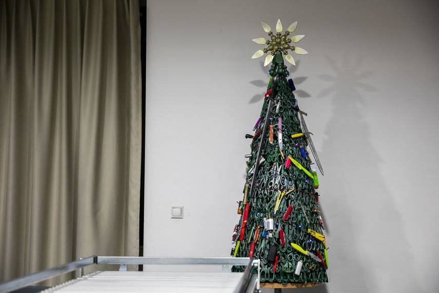 В аэропорту Вильнюса поставили елку из запрещенных предметов (Фото)