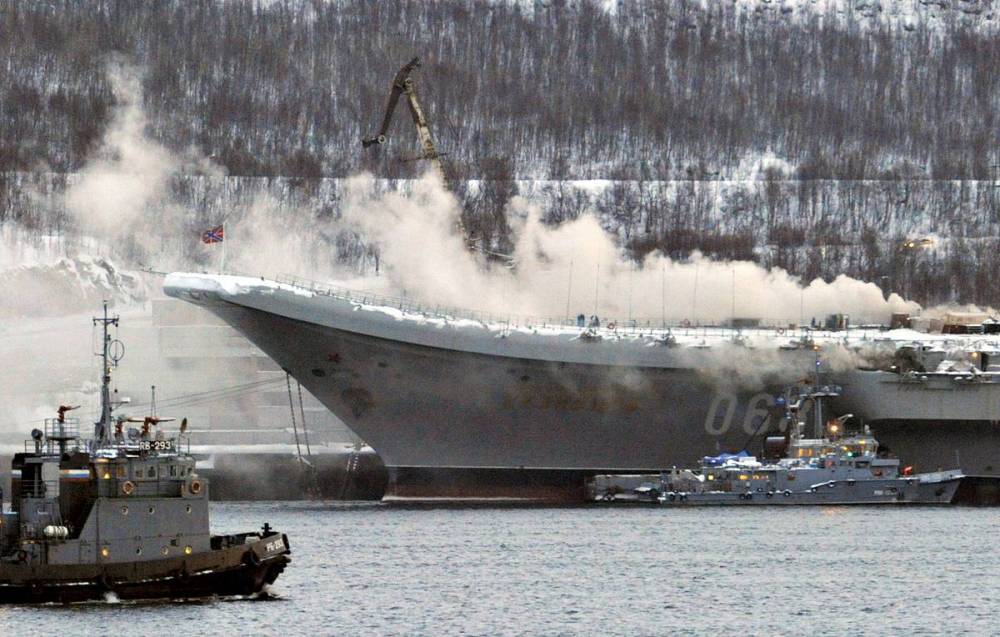 Судьба трех человек остается неизвестной после пожара на крейсере "Адмирал Кузнецов"